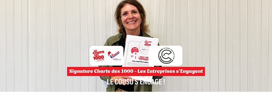 Représentante du Cousu Traiteur tenant la Charte des 1000 – Les Entreprises s'Engagent lors de la signature de l'entreprise.